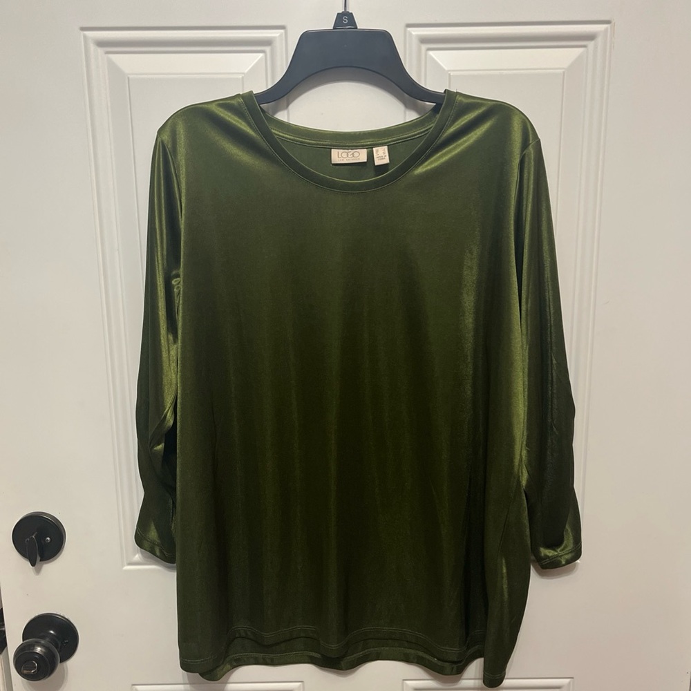 LOGO by Lori Goldstein Pine Green ruched sleeves Top NWOT